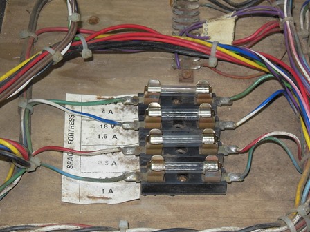 Low voltage fuse block